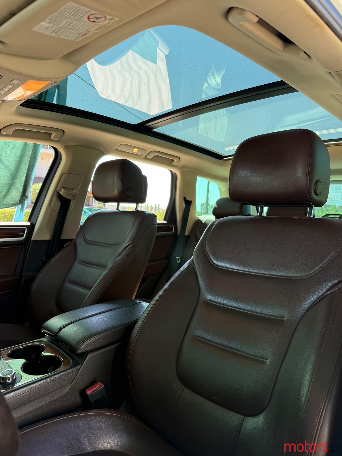 2013' Volkswagen Touareg photo #4