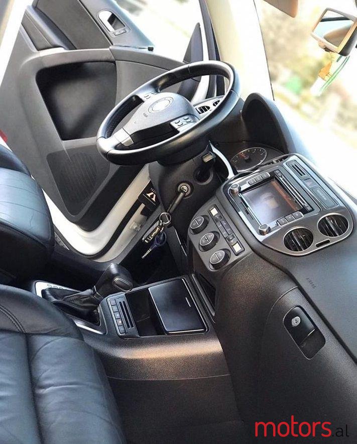 2009' Volkswagen Tiguan photo #2
