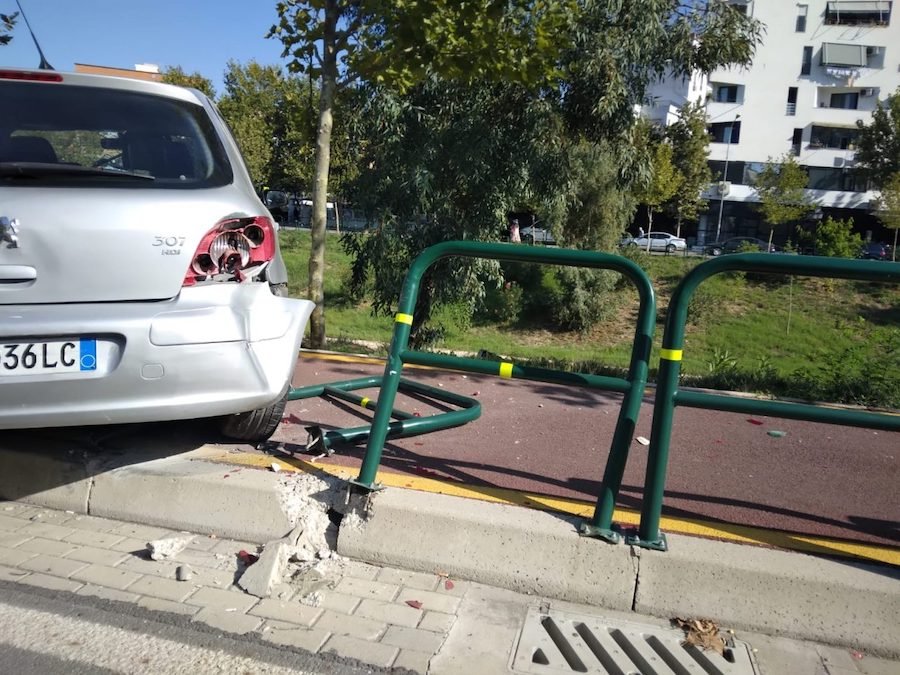 Aksident në Tiranë, makina del nga rruga, gati sa nuk bie në Lanë