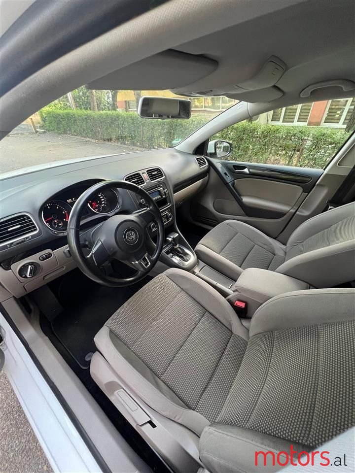 2009' Volkswagen Golf photo #3