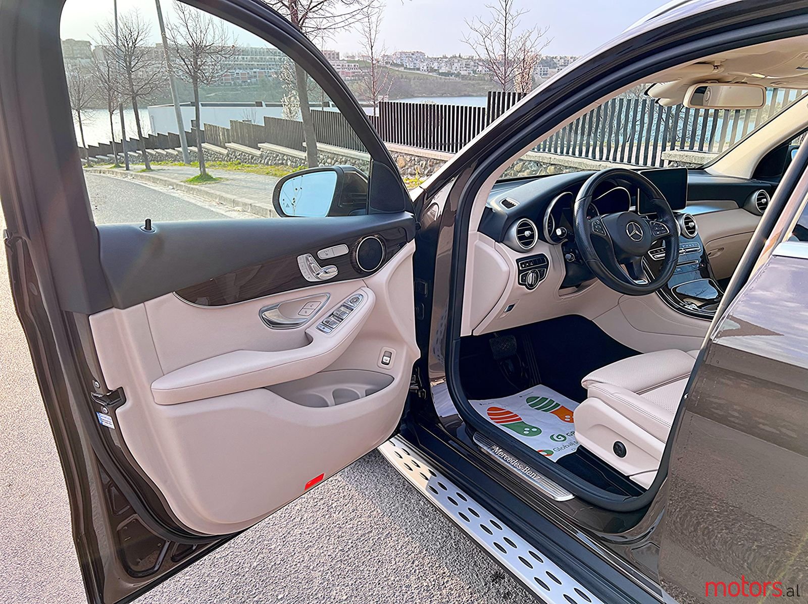 2017' Mercedes-Benz GLC 220 photo #6