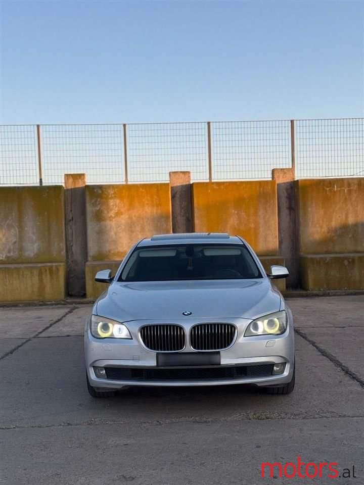 2011' BMW 730 photo #4