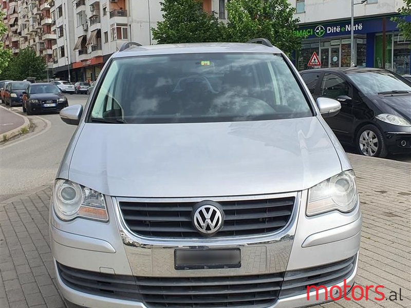 2010' Volkswagen Touran photo #3