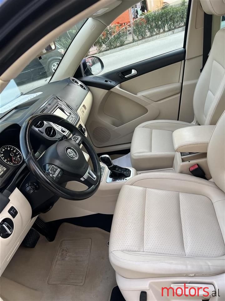 2012' Volkswagen Tiguan photo #6