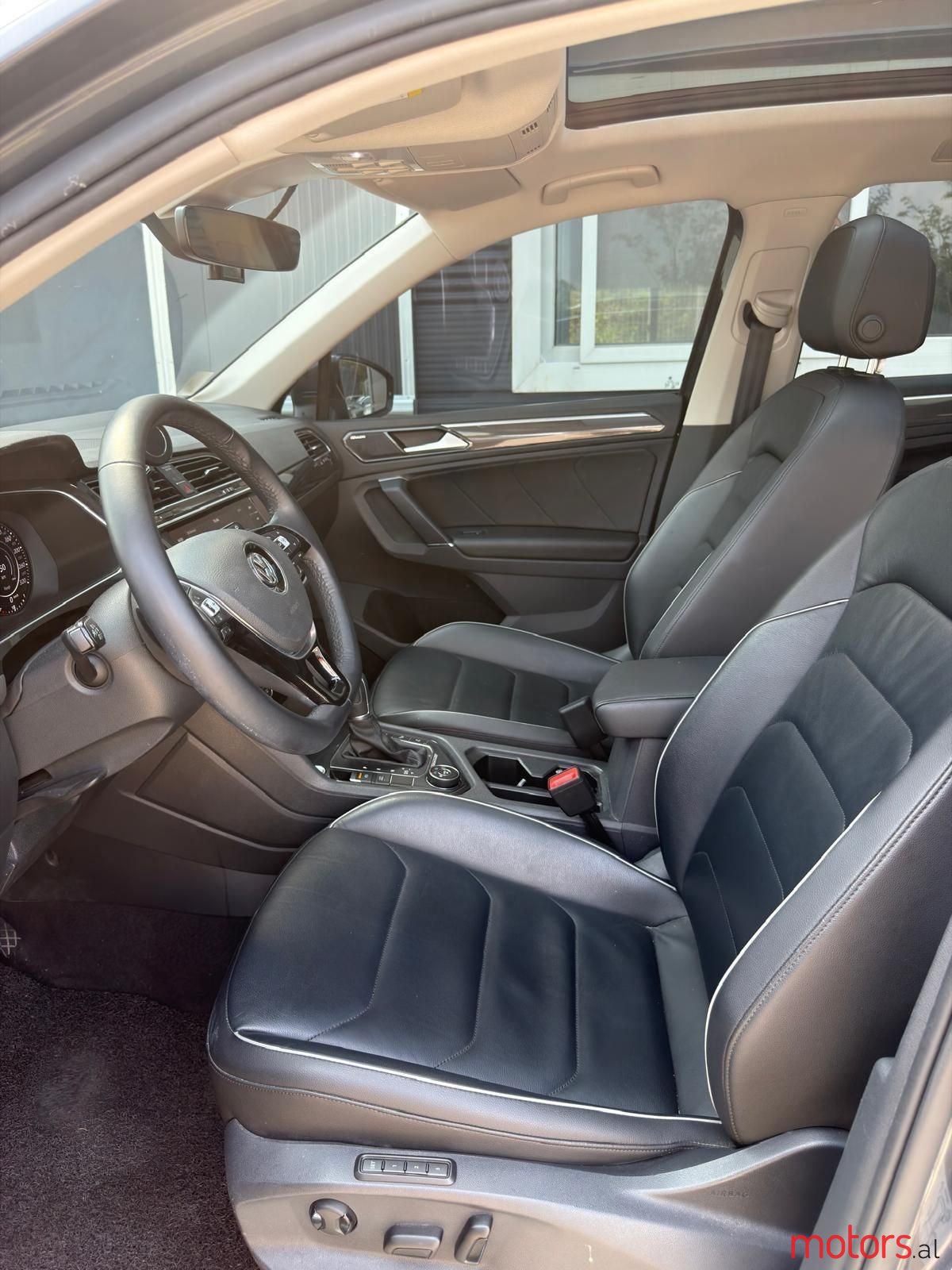 2018' Volkswagen Tiguan photo #3