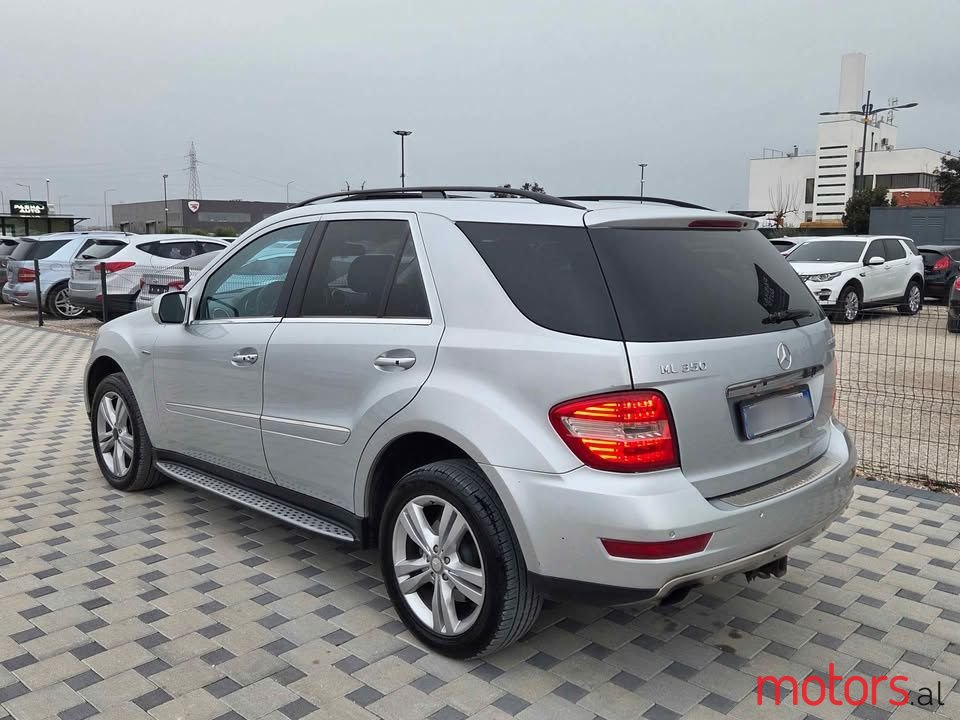 2011' Mercedes-Benz 350 photo #3