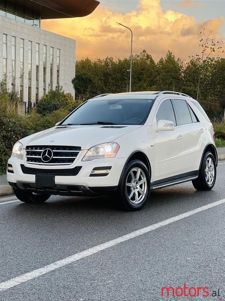 2011' Mercedes-Benz 300 photo #1