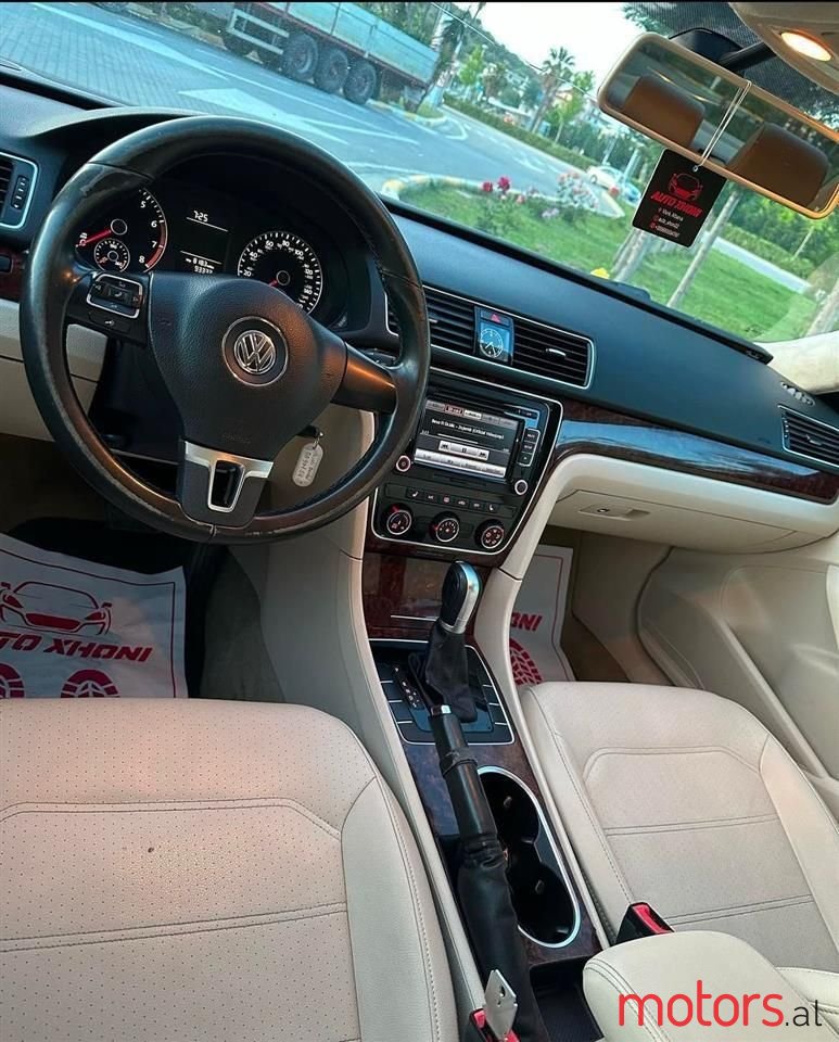 2015' Volkswagen Passat photo #2