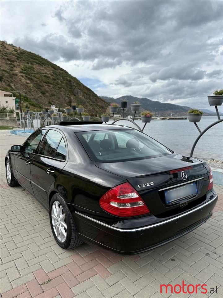 2004' Mercedes-Benz E 220 photo #4