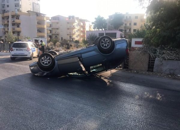 Përplasen dy mjete tek ‘Shkëmbi i Kavajës’, njëra përmbyset në rrugë, një i plagosur