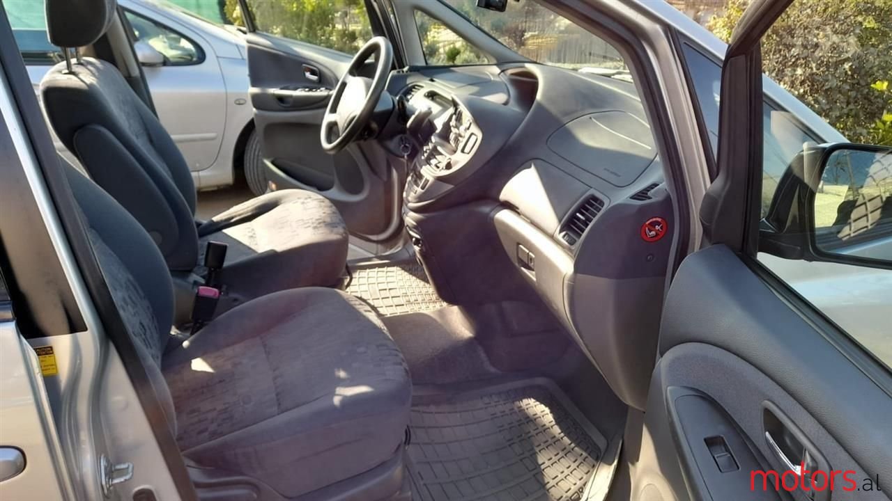 2004' Toyota Previa photo #1