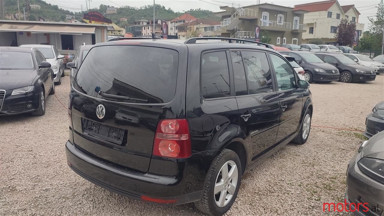 2008' Volkswagen Touran photo #5