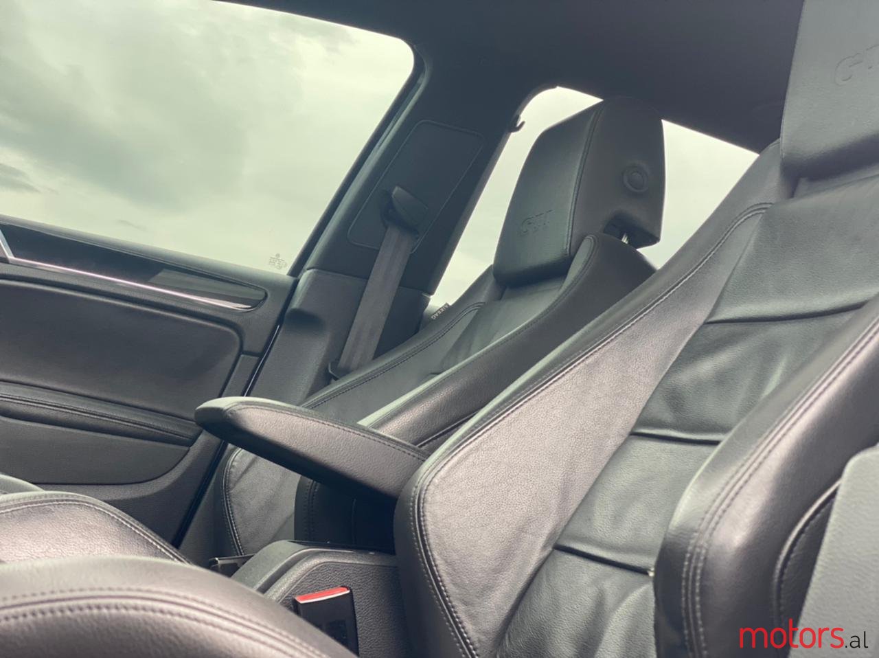 2011' Volkswagen Golf GTI photo #6