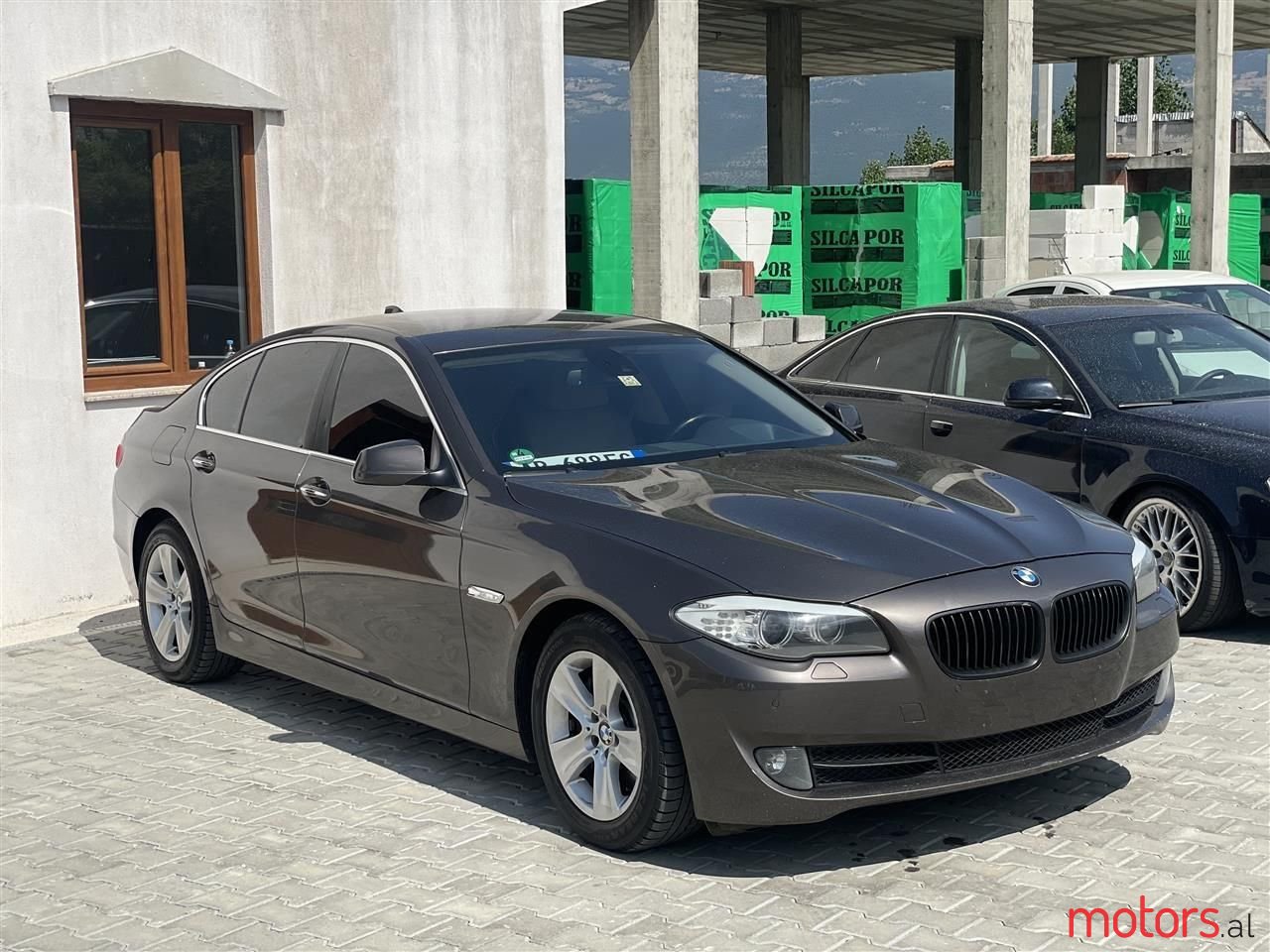 2011' BMW 530 photo #1