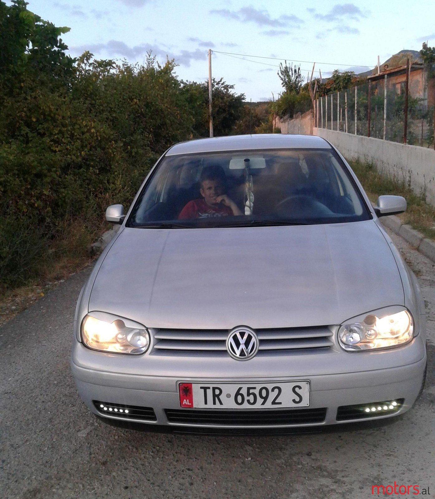2001' Volkswagen Golf photo #1