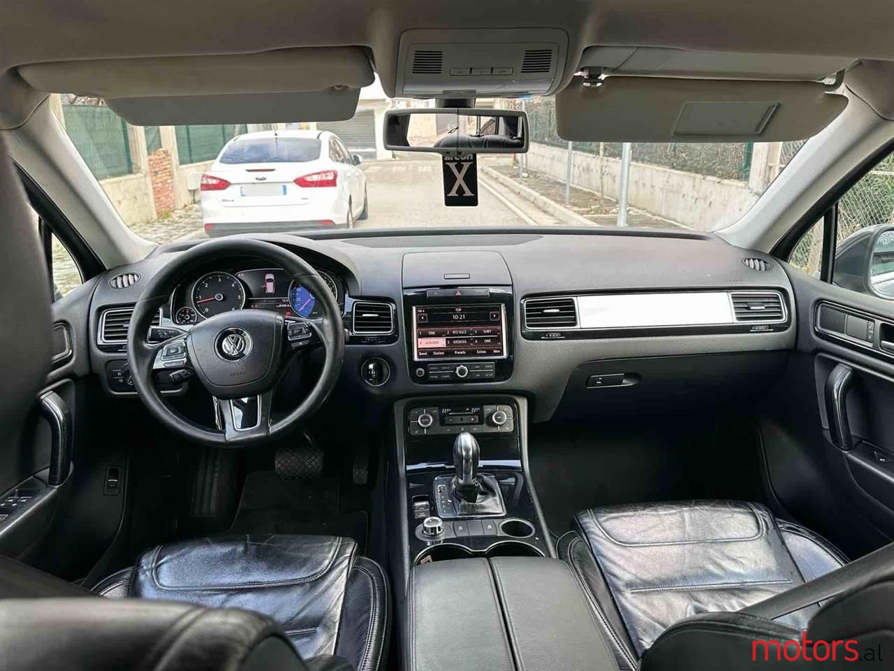 2012' Volkswagen Touareg photo #2