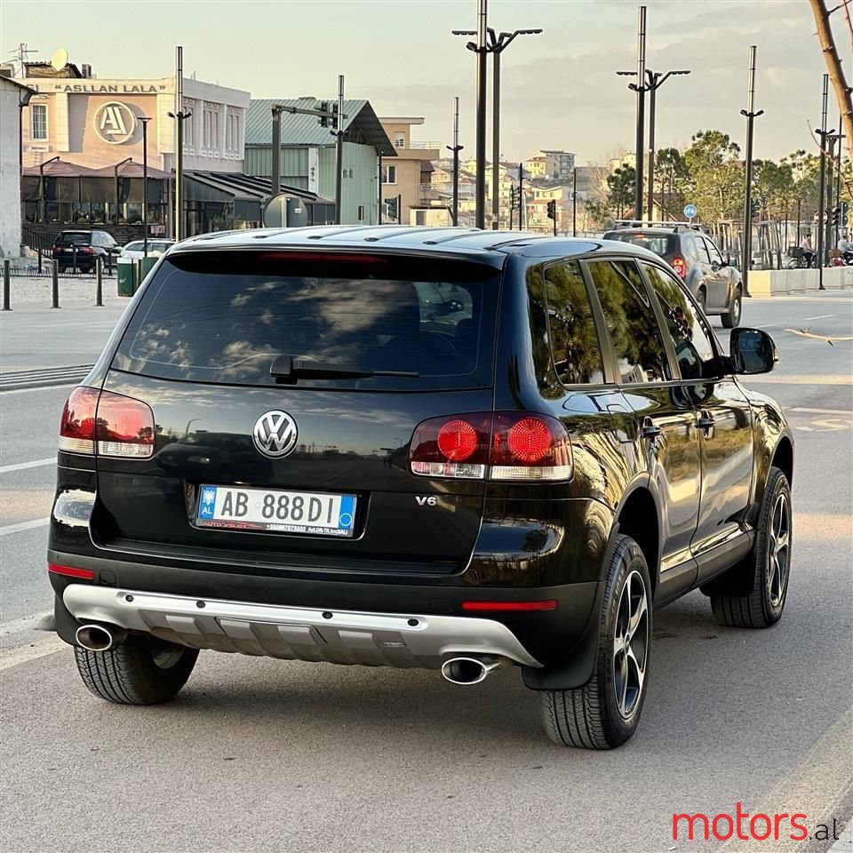 2010' Volkswagen Touareg photo #4