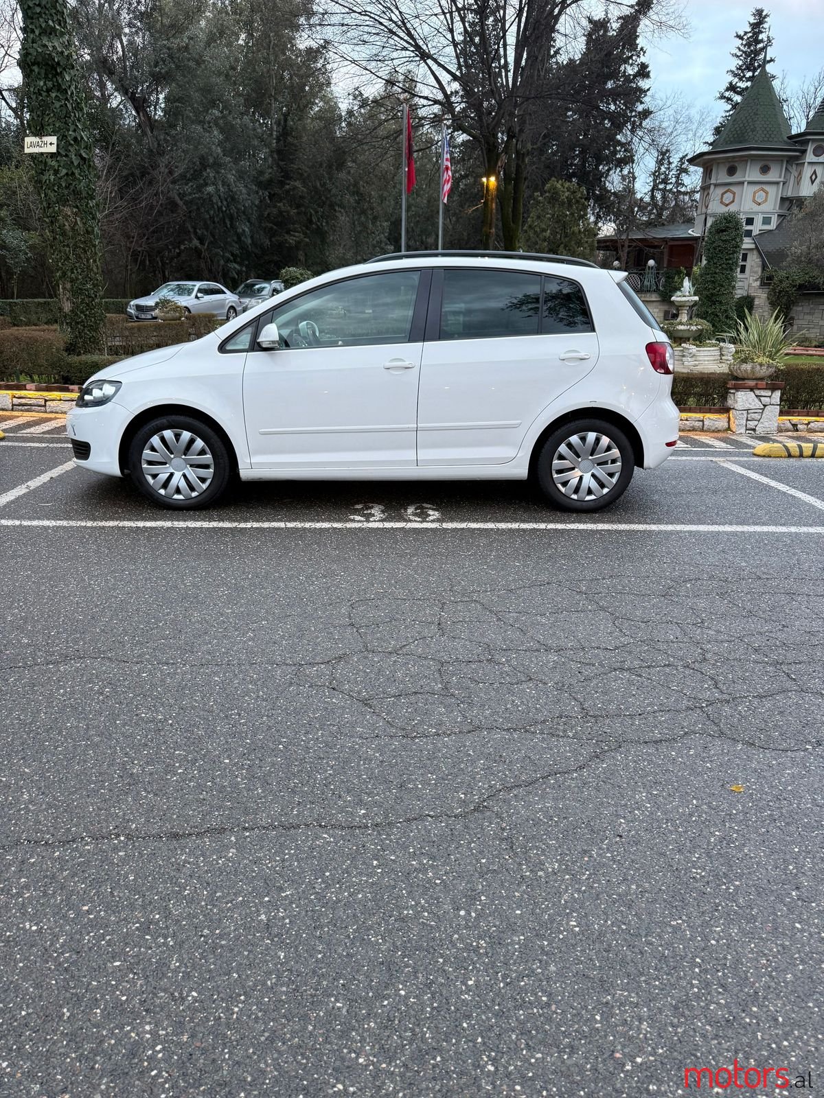 2010' Volkswagen Golf Plus photo #1