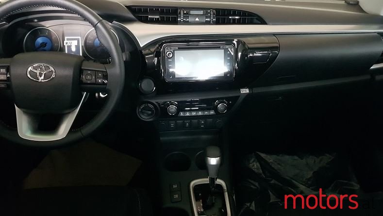 2020' Toyota Hilux revo photo #3