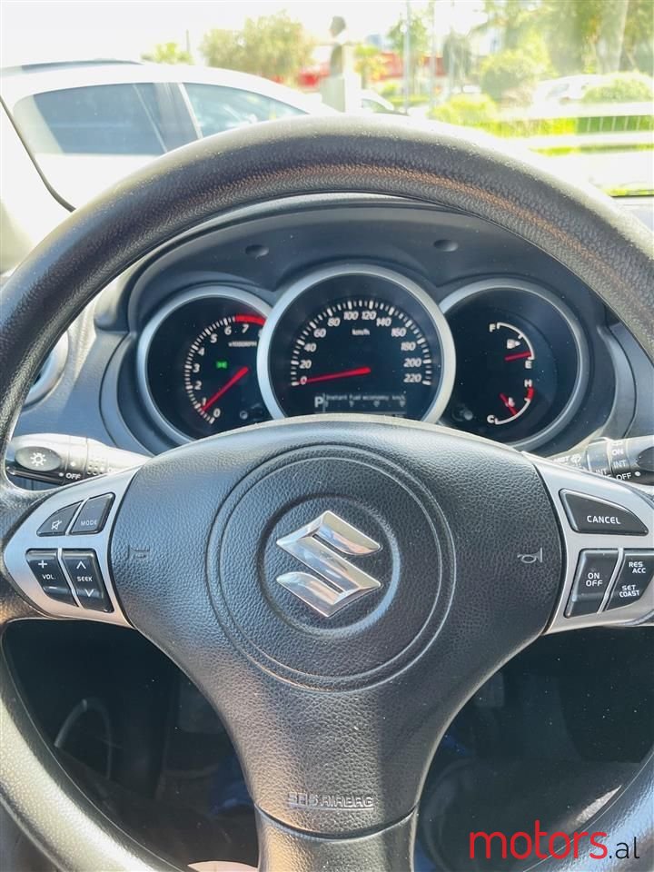 2010' Suzuki Grand Vitara photo #3