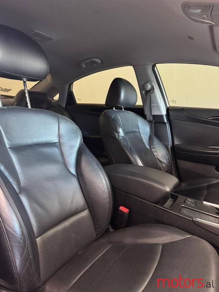 2010' Hyundai Sonata photo #2