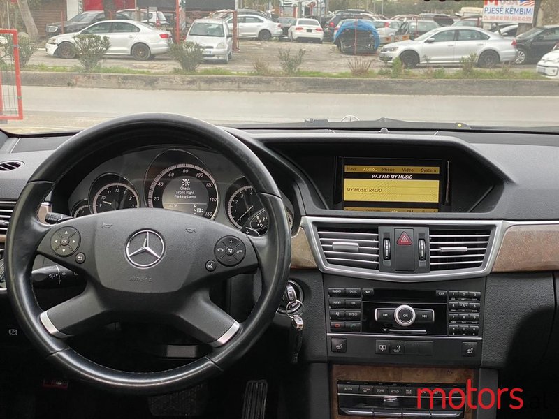 2011' Mercedes-Benz E 350 photo #2