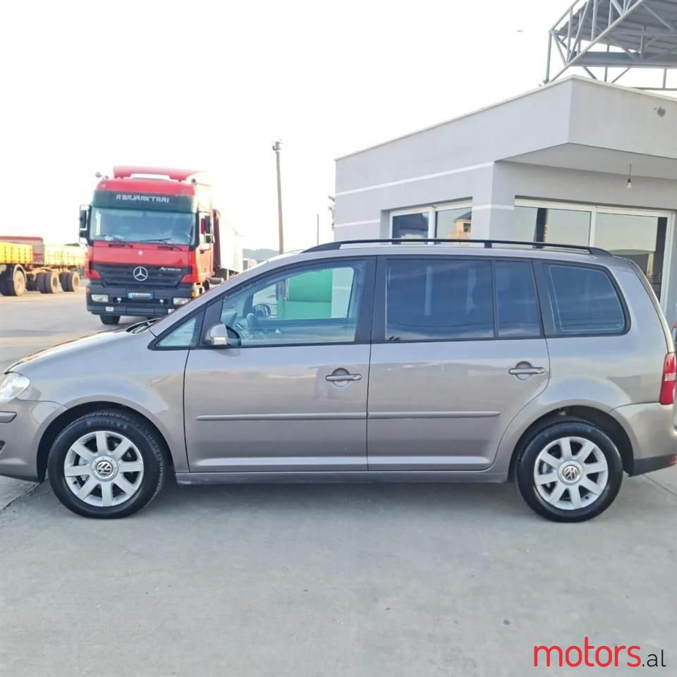 2008' Volkswagen Touran photo #2