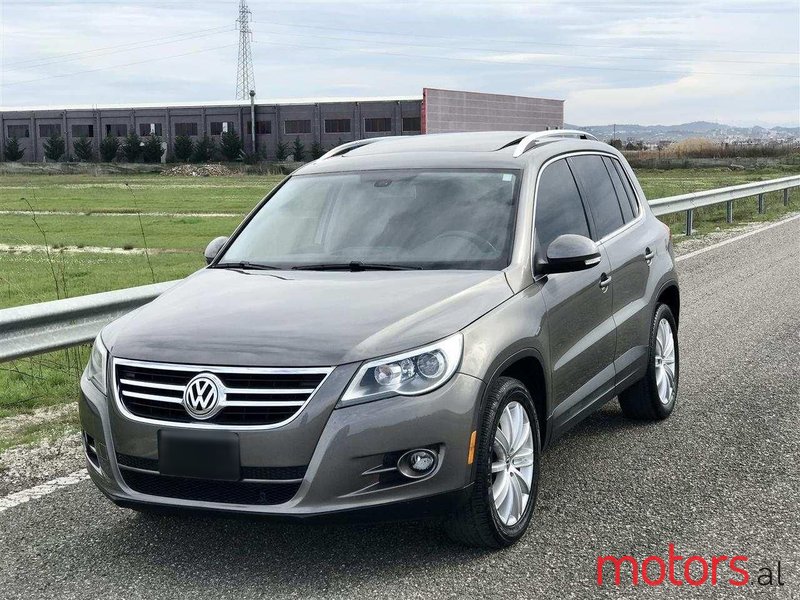 2011' Volkswagen Tiguan photo #2