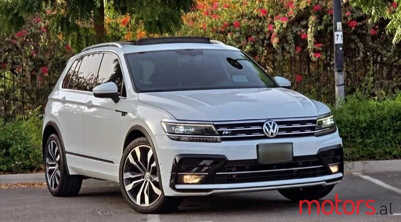 2019' Volkswagen Tiguan photo #2