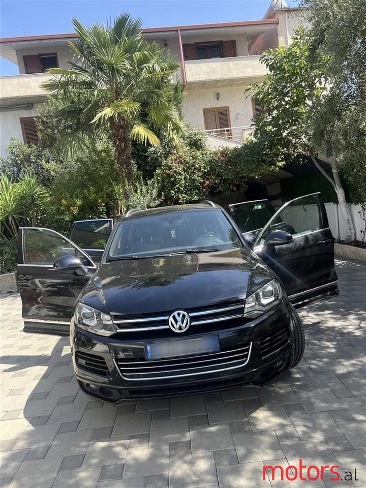 2011' Volkswagen Touareg photo #3