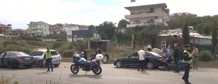 Tentoi t’i arratisej “Shqiponjave”/ Arrestohet 31 vjeçari në Tiranë, përplas 7 automjete, lëndohet polici