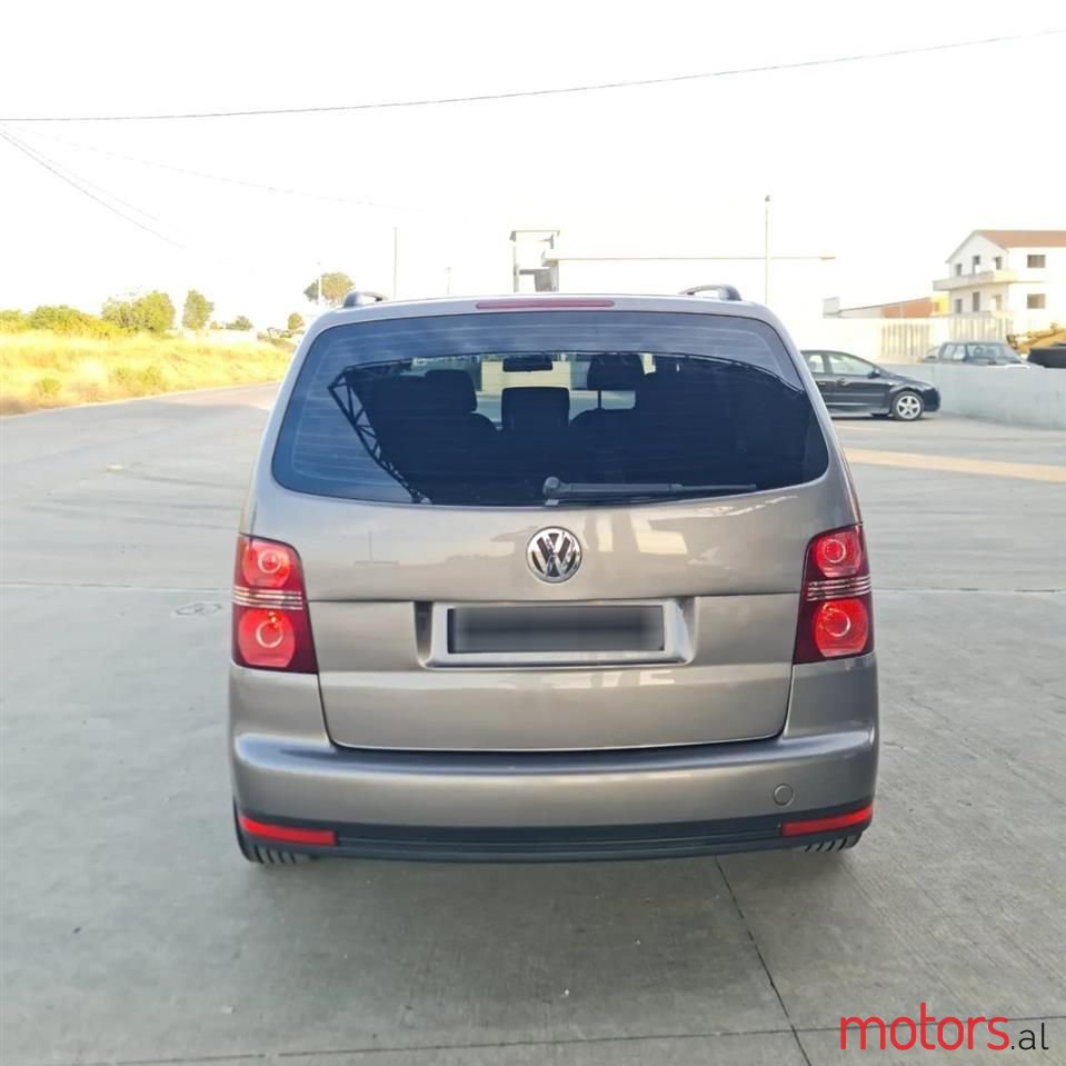 2008' Volkswagen Touran photo #4