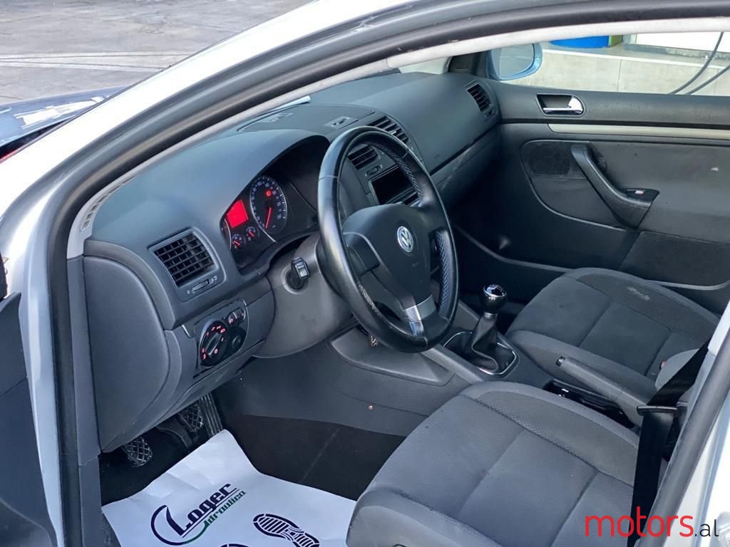 2004' Volkswagen Golf photo #2