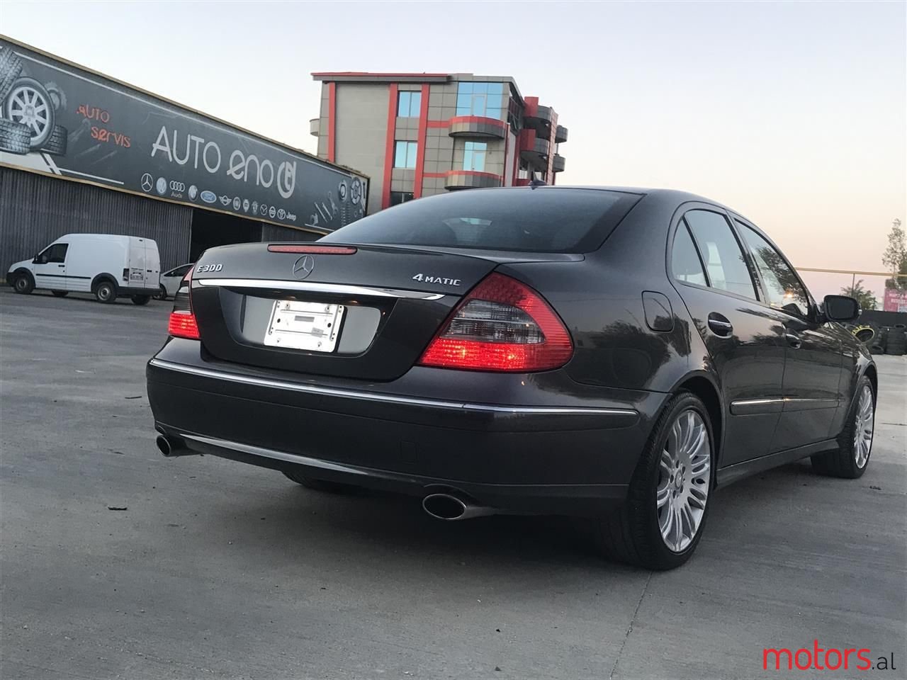 2009' Mercedes-Benz E 300 photo #3