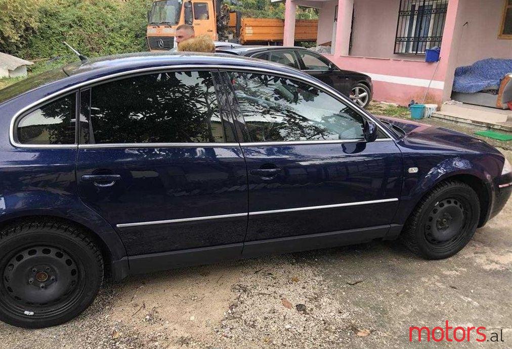 2001' Volkswagen Passat photo #1