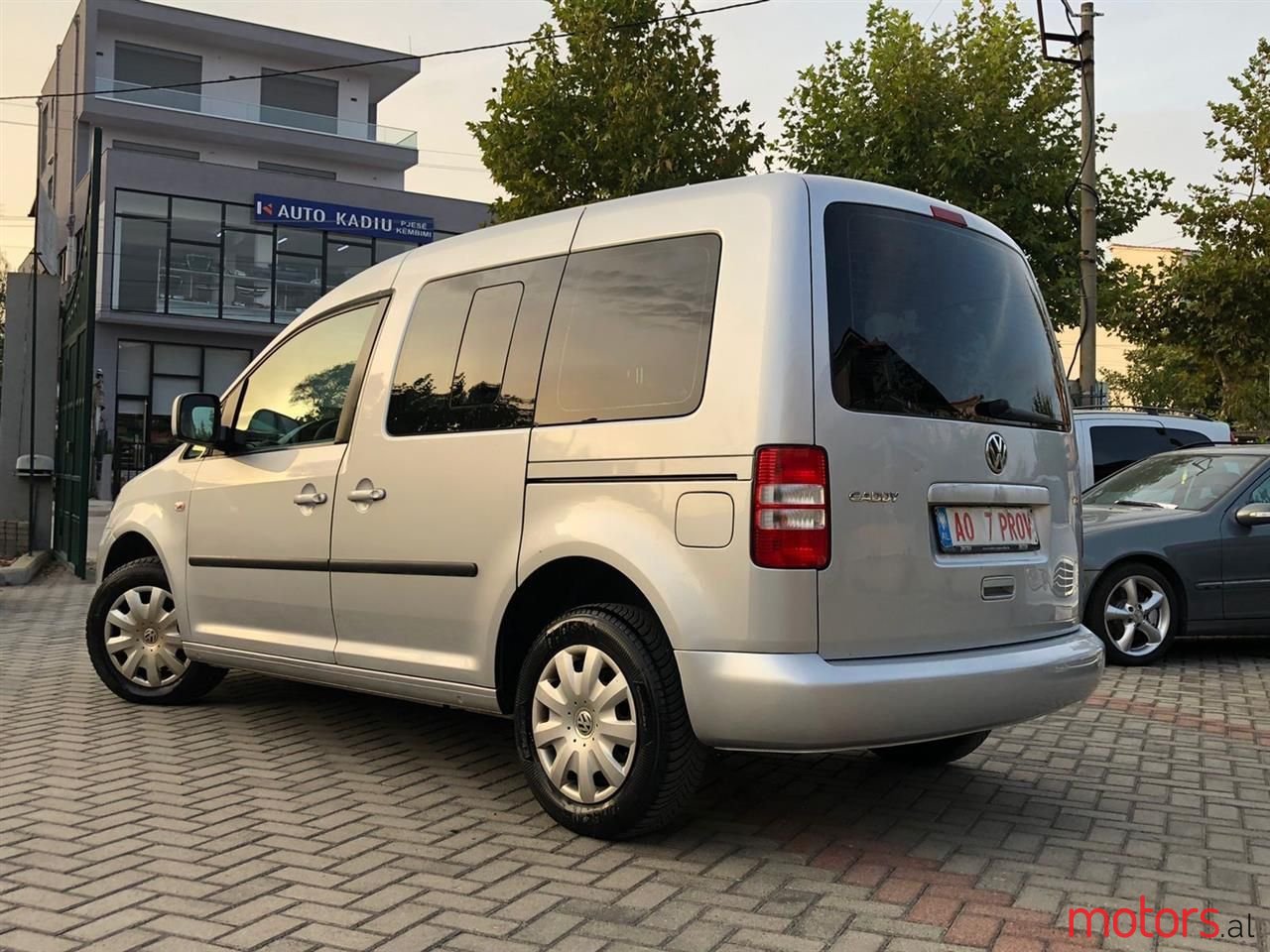 2011' Volkswagen Caddy photo #3