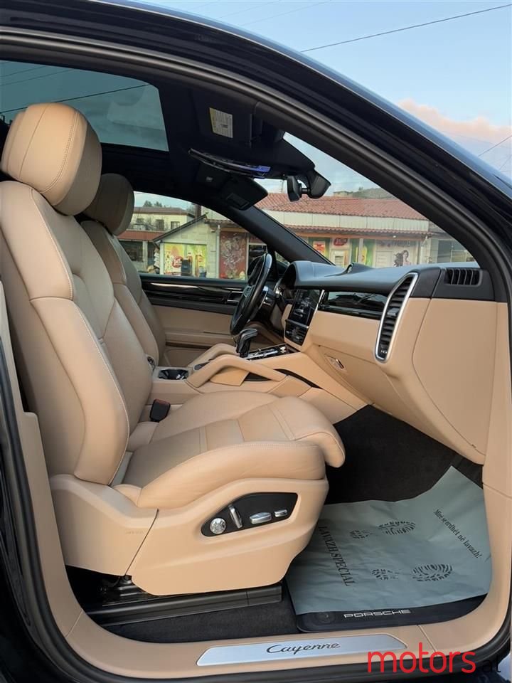 2020' Porsche Cayenne photo #6
