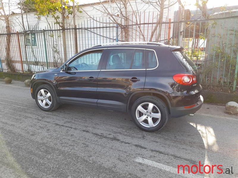 2010' Volkswagen Tiguan photo #2