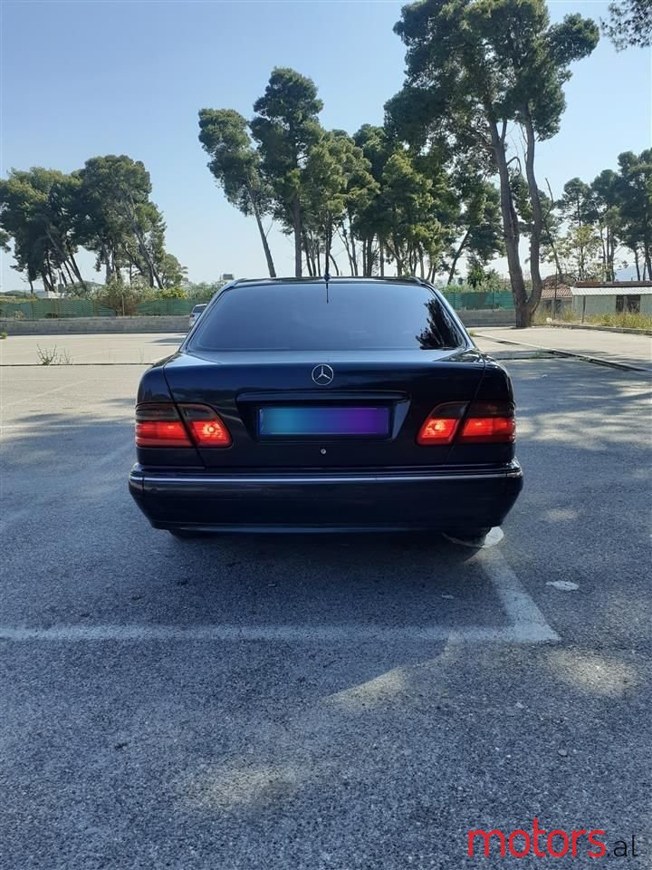 2001' Mercedes-Benz 220 photo #3