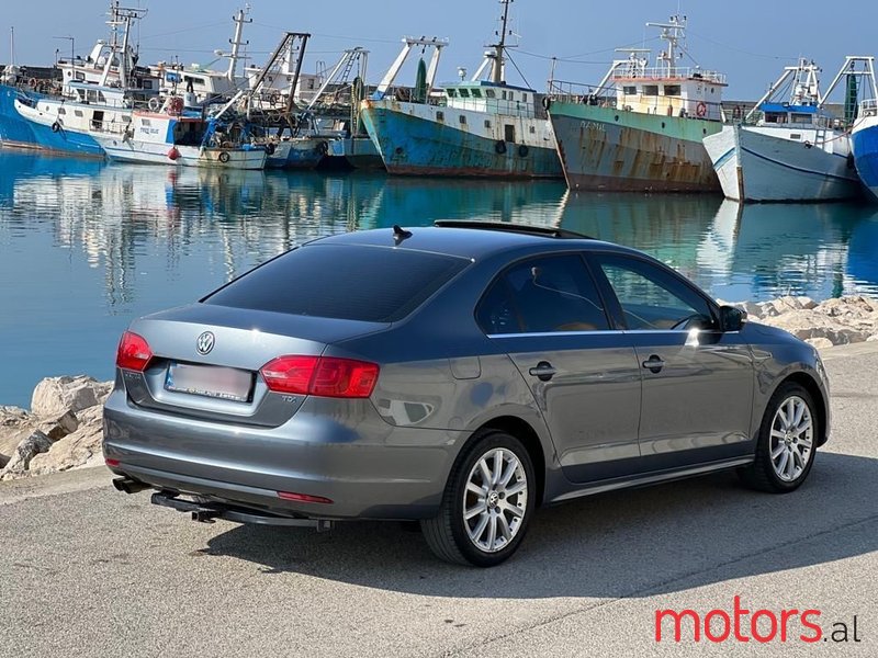 2012' Volkswagen Jetta photo #3