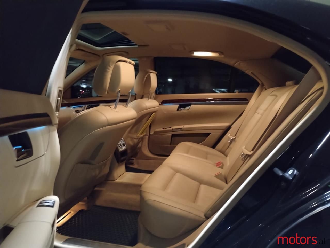 2011' Mercedes-Benz S 550 photo #2