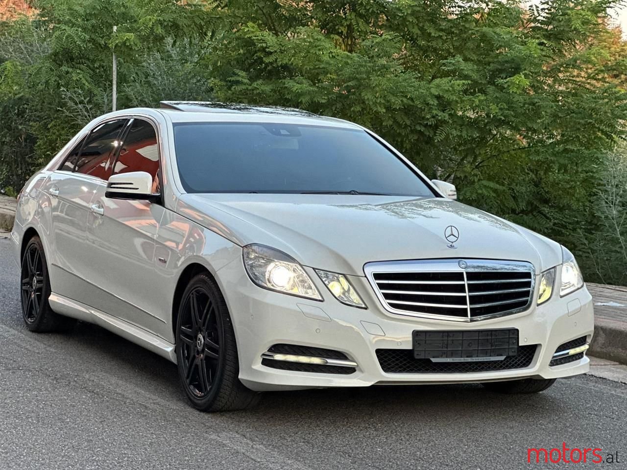 2012' Mercedes-Benz E 220 photo #1