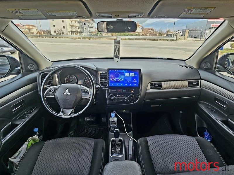 2016' Mitsubishi Outlander photo #2