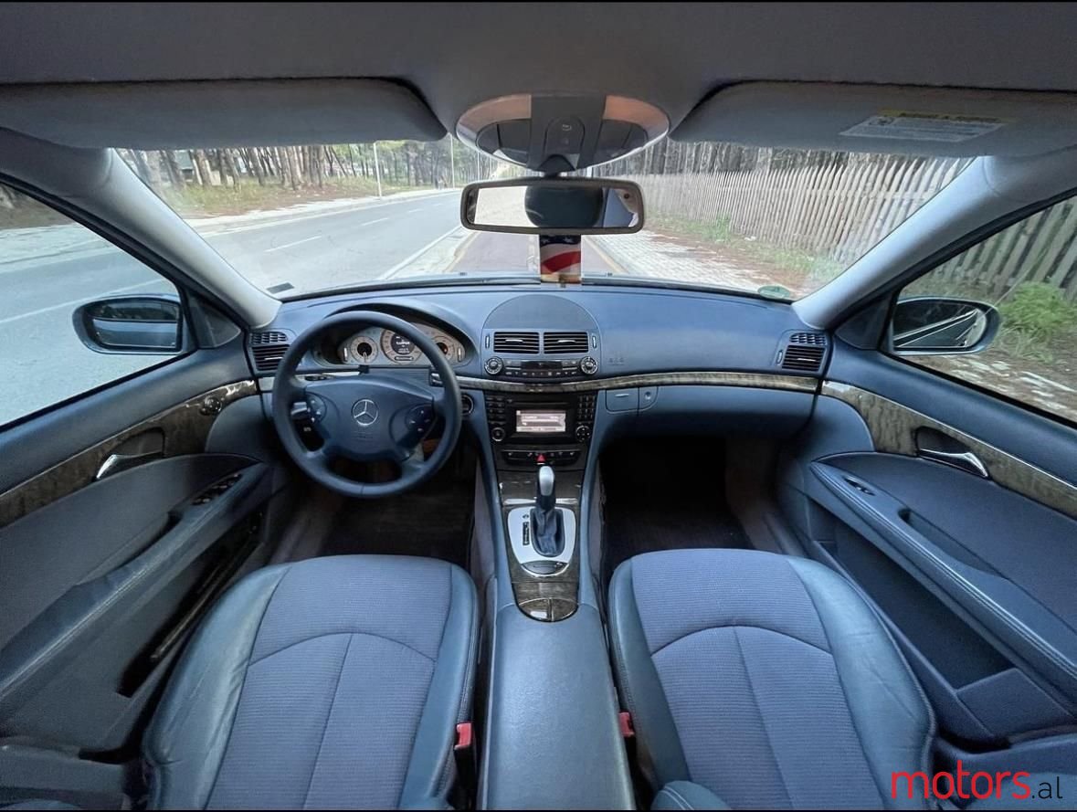 2005' Mercedes-Benz E 220 photo #5