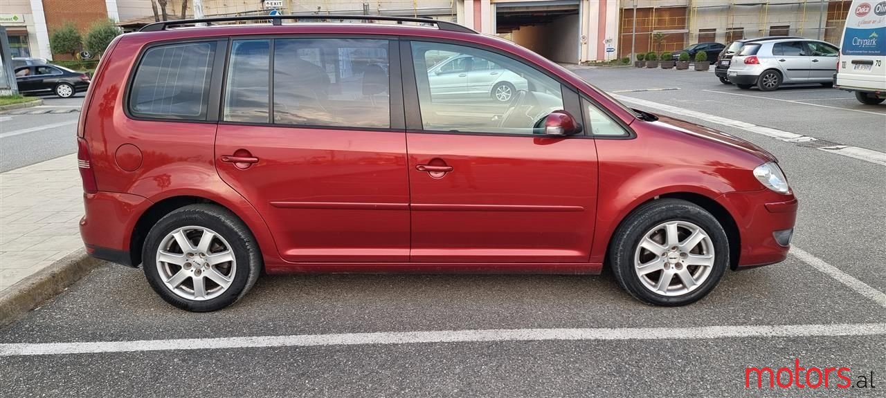 2009' Volkswagen Touran photo #4