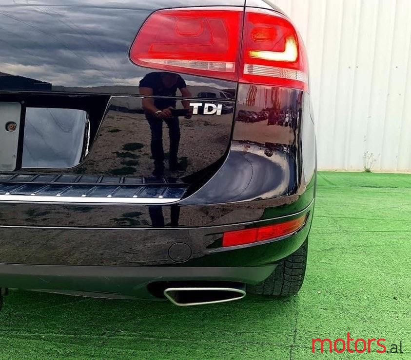 2011' Volkswagen Touareg photo #3