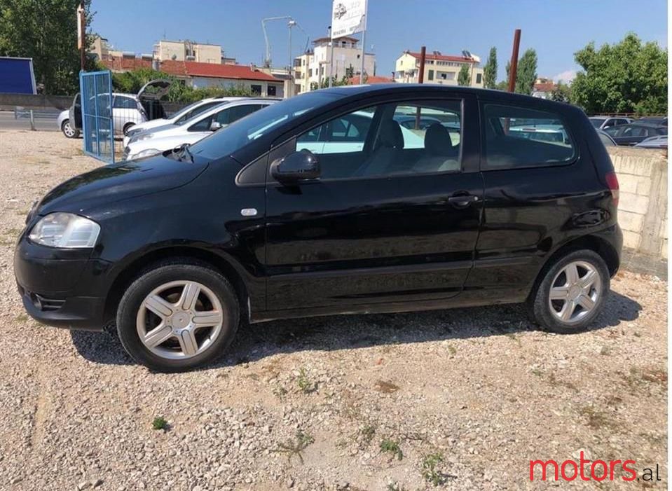 2005' Volkswagen Fox photo #2