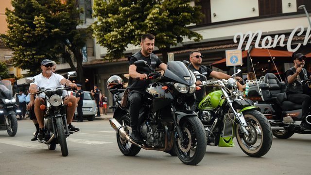 Korça “pushtohet” nga motoristët/ Rama nxjerr pamjet nga festa magjike