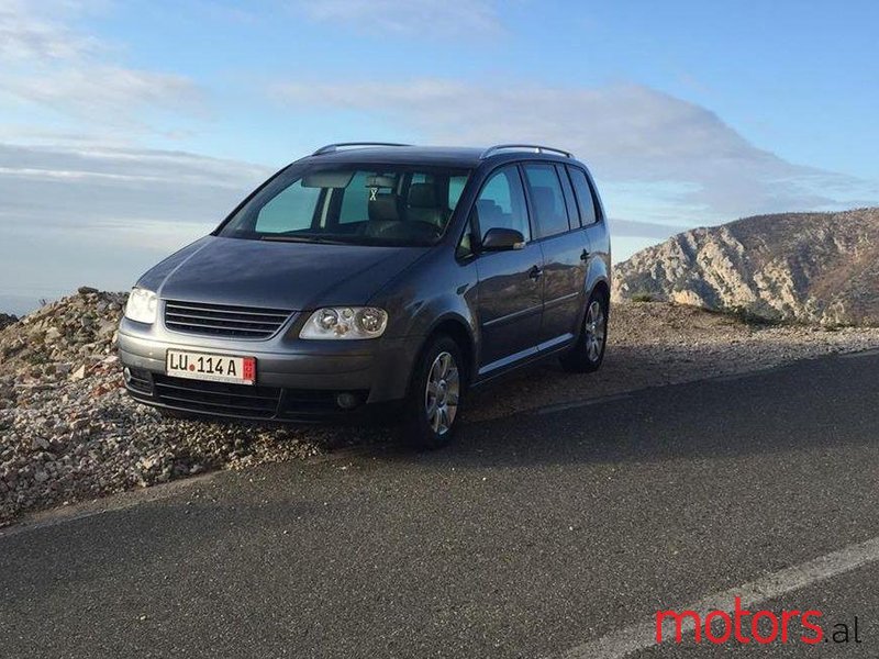 2004' Volkswagen Touran photo #2