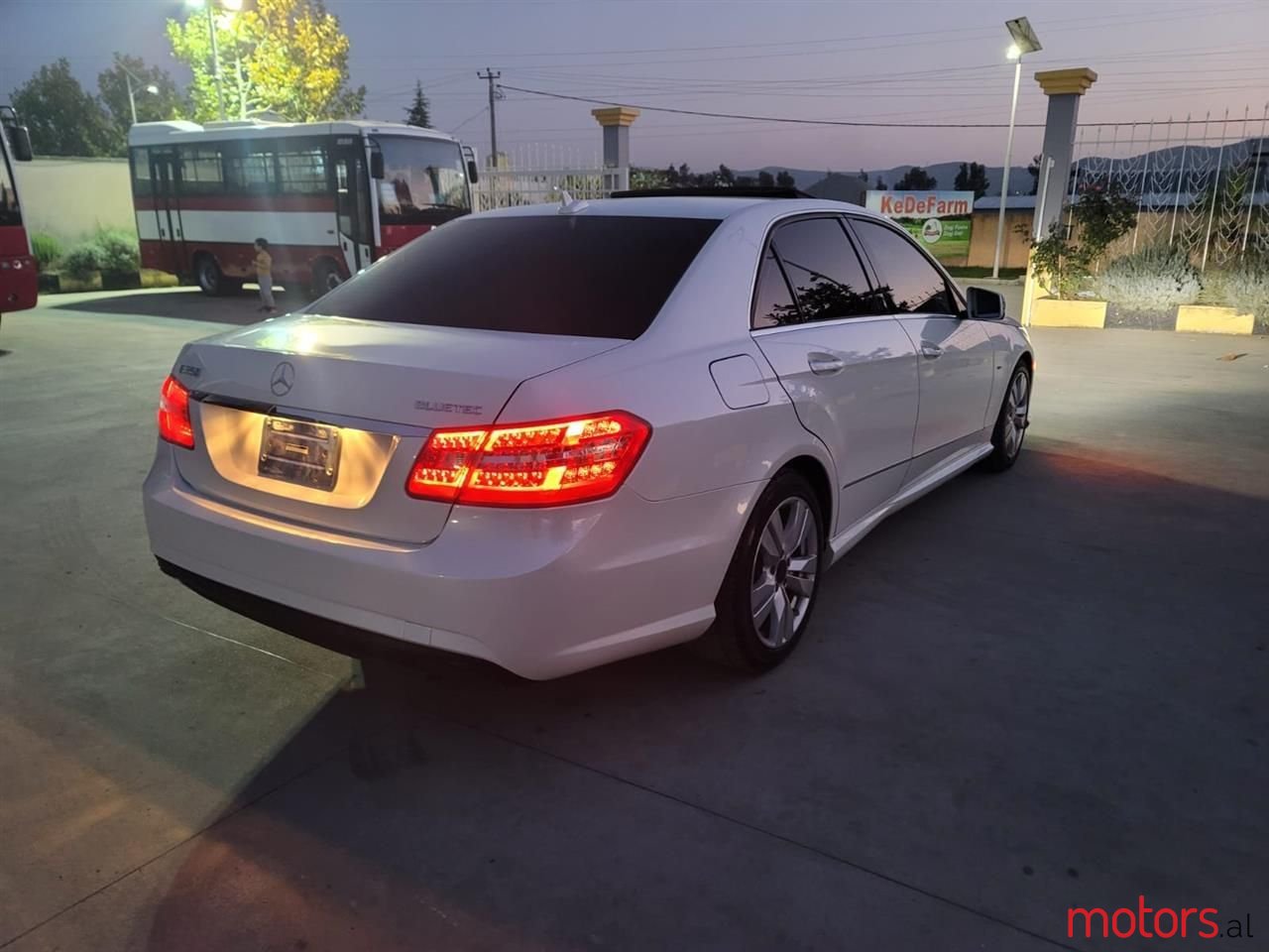 2011' Mercedes-Benz E 350 photo #4